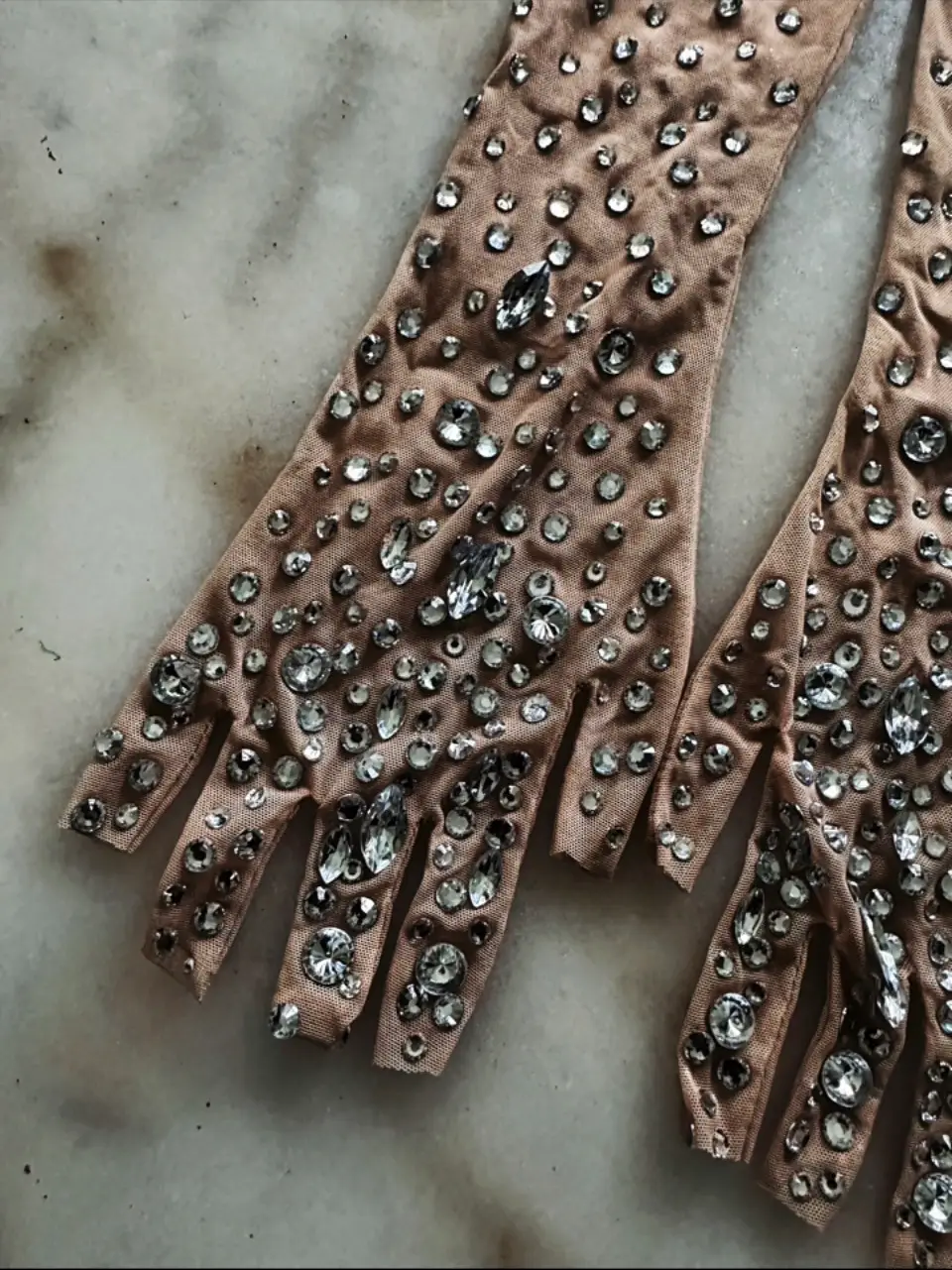 RHINESTONE OPEN TIP NUDE GLOVES - Image 3